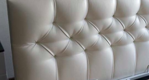 Перетяжка кровати с мягким изголовьем. Изобильный