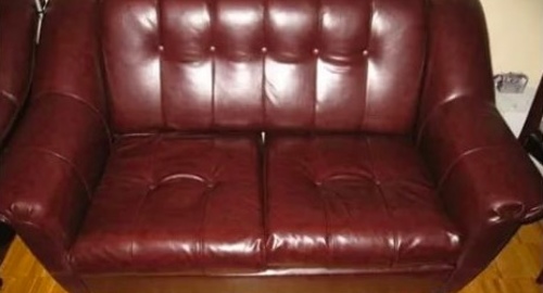 Обивка дивана кожей. Изобильный